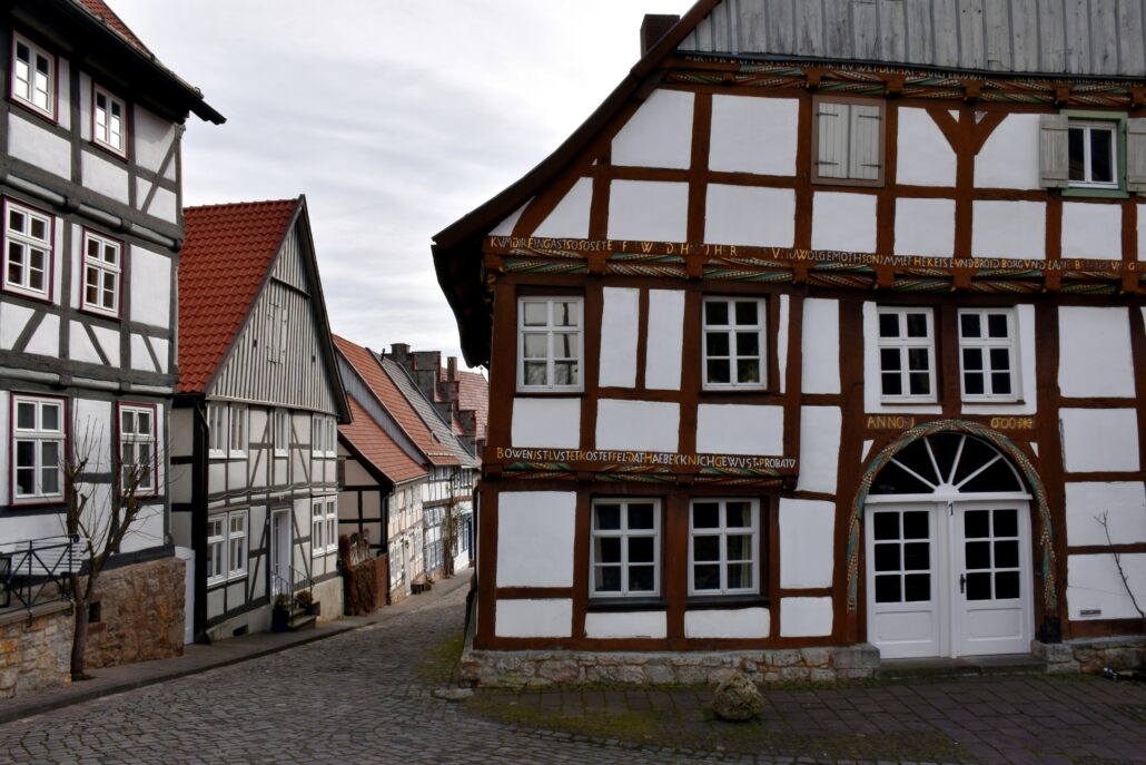 Fachwerkgasse in einer nordhessischen Altstadt